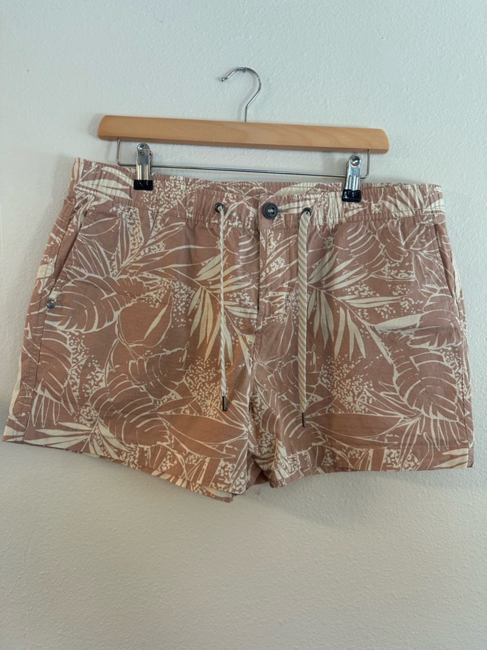 Vuori Women's Tropical Print Drawstring Shorts in Dusty Rose